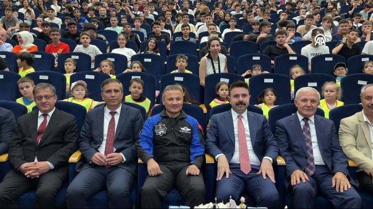 Türkiye'nin ilk astronotu Gezeravcı Eskişehir'de öğrencilerle buluştu - Resim: 11